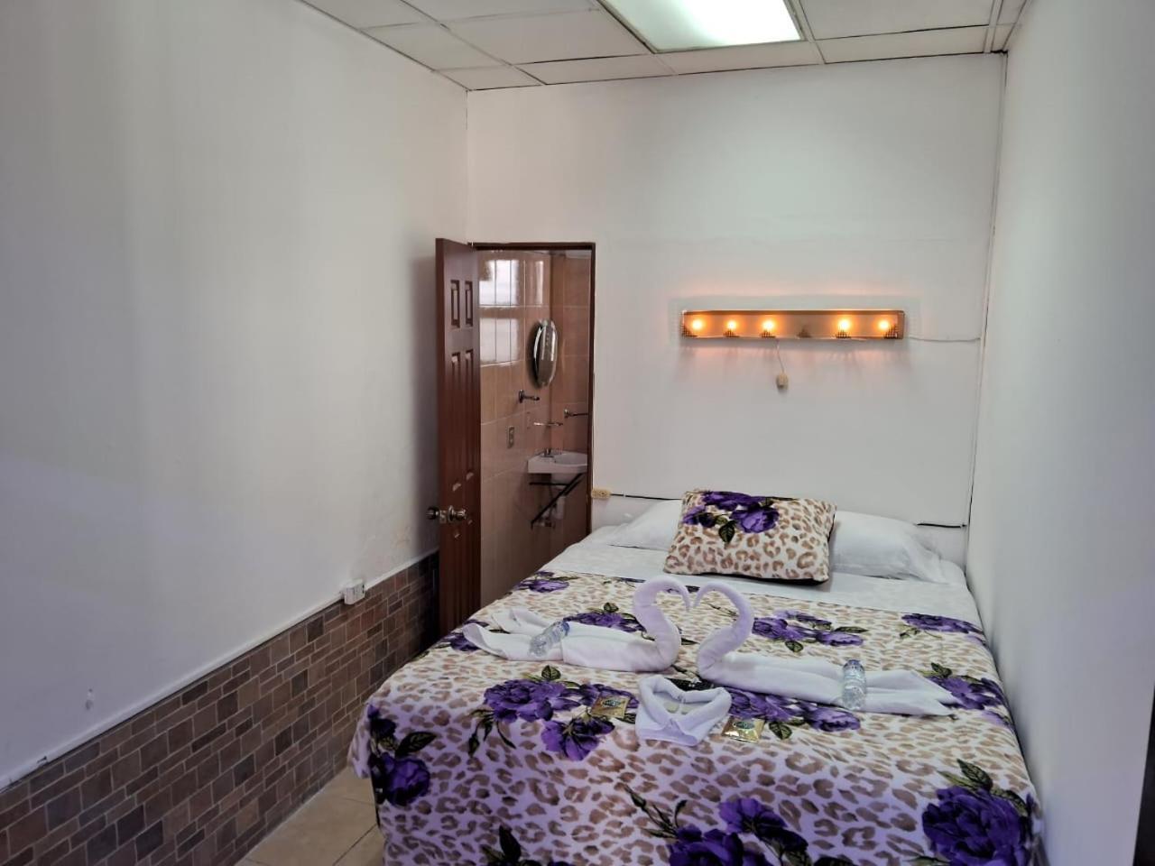 Hotel Kamelot Parque Central Quetzaltenango Exteriör bild