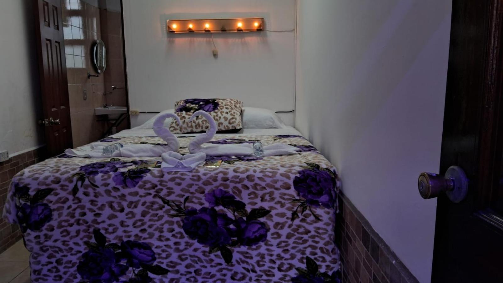 Hotel Kamelot Parque Central Quetzaltenango Exteriör bild