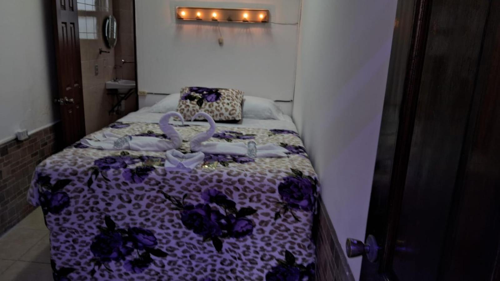 Hotel Kamelot Parque Central Quetzaltenango Exteriör bild